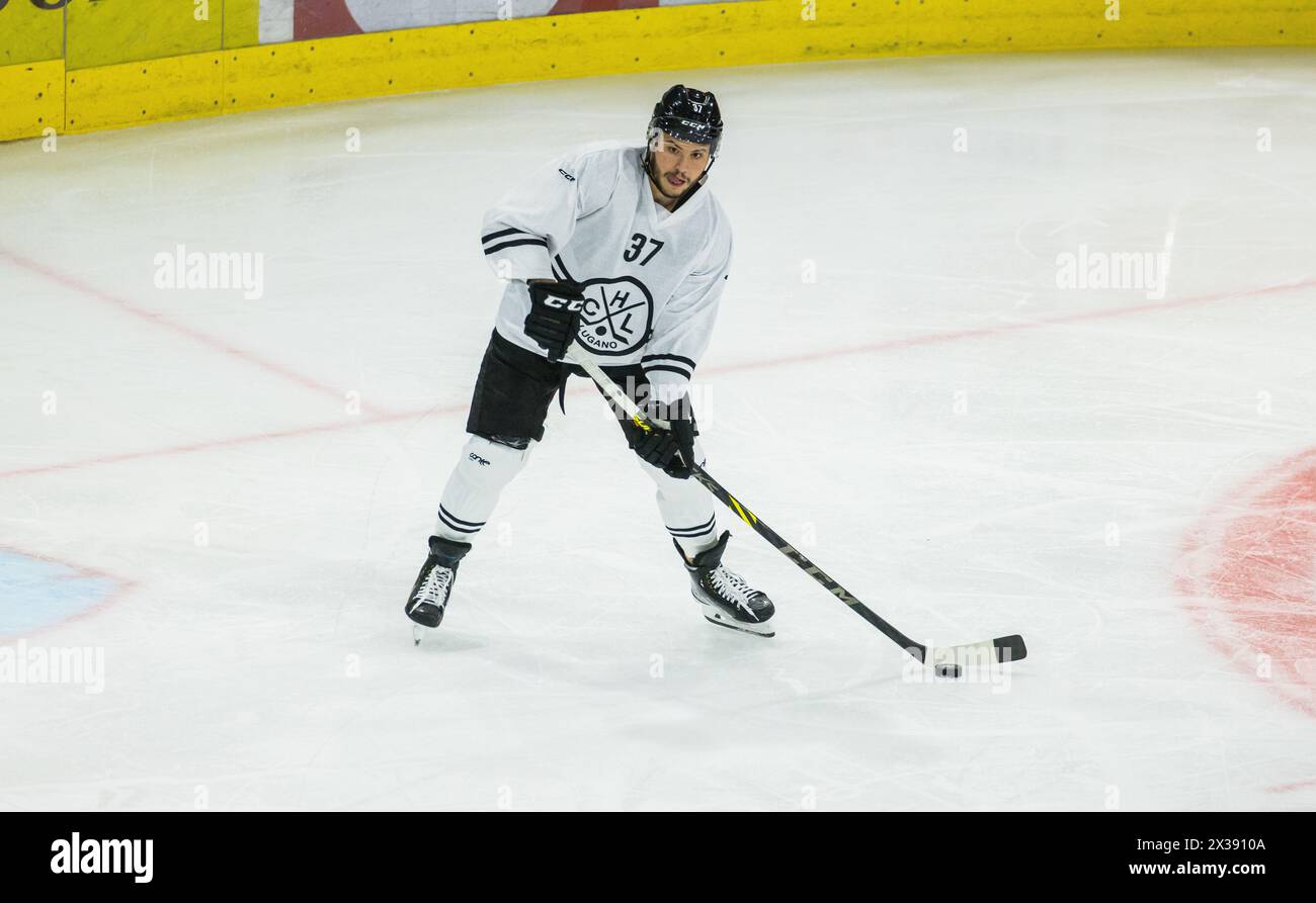 HC Lugano Verteidiger #37 Elia Riva während dem Testspiel gegen den EHC Kloten mit dem Puck. (Kloten, Schweiz, 02.09.2022) Stockfoto