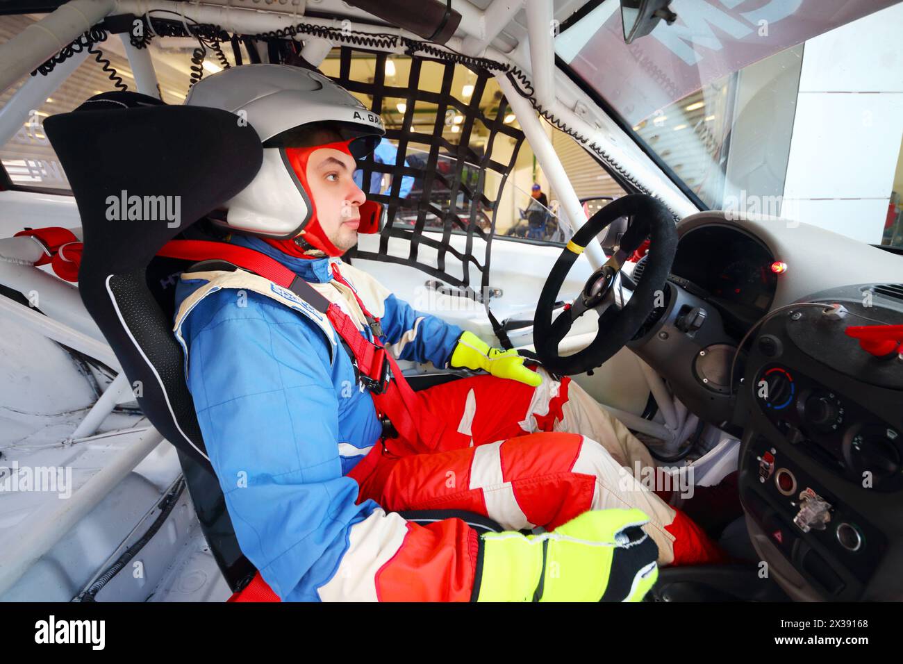 Fahrer im Auto während des Rennens der Sterne im WHELL Magazine mit Teilnahme der besten russischen Fahrer auf dem Moscow Raceway Stockfoto