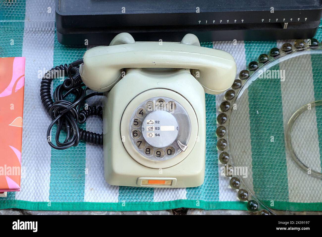 Retro-Kreiswahltelefon außerhalb auf dem Markt Stockfoto