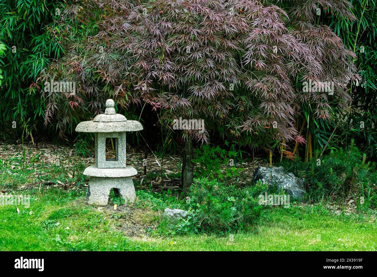 Zen-Garten im Freien auf urbanem Land in der Stadt Stockfoto