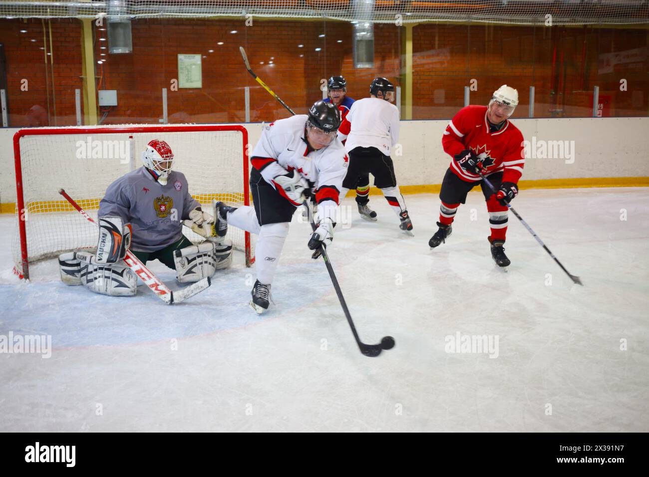 MOSKAU – 5. September 2016: Nonpro-Männer spielen Hockey im Eispalast in Novokosino Stockfoto