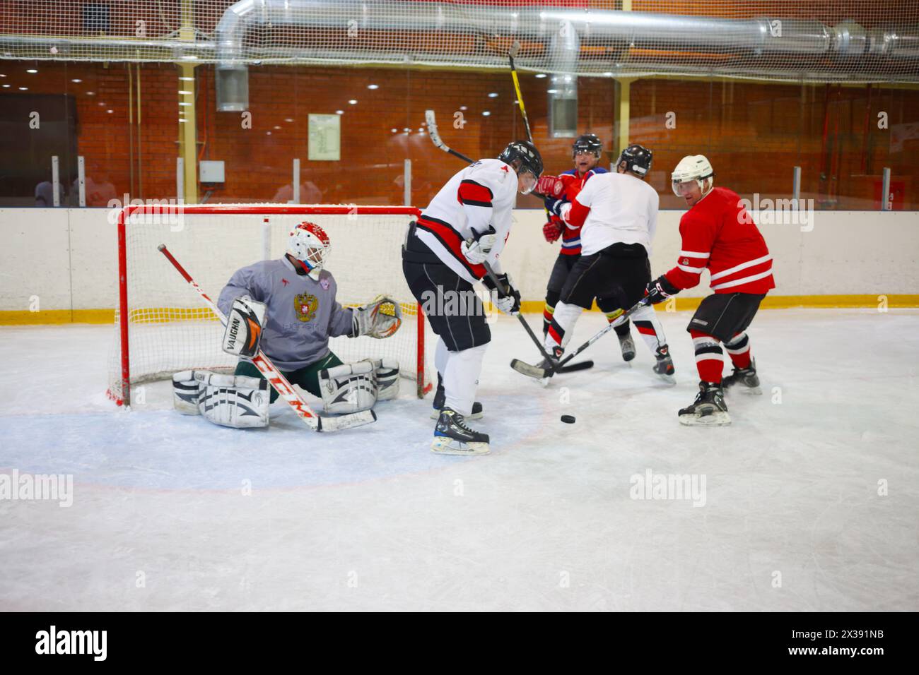 MOSKAU – 5. September 2016: Nonpro-Spieler spielen Hockey im Eispalast in Novokosino Stockfoto