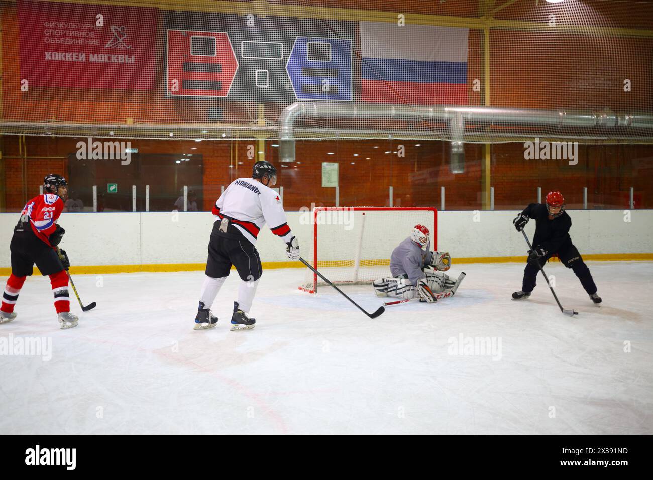 MOSKAU – 5. September 2016: Nichtprofessionelle Spieler spielen Hockey im Eispalast in Novokosino Stockfoto