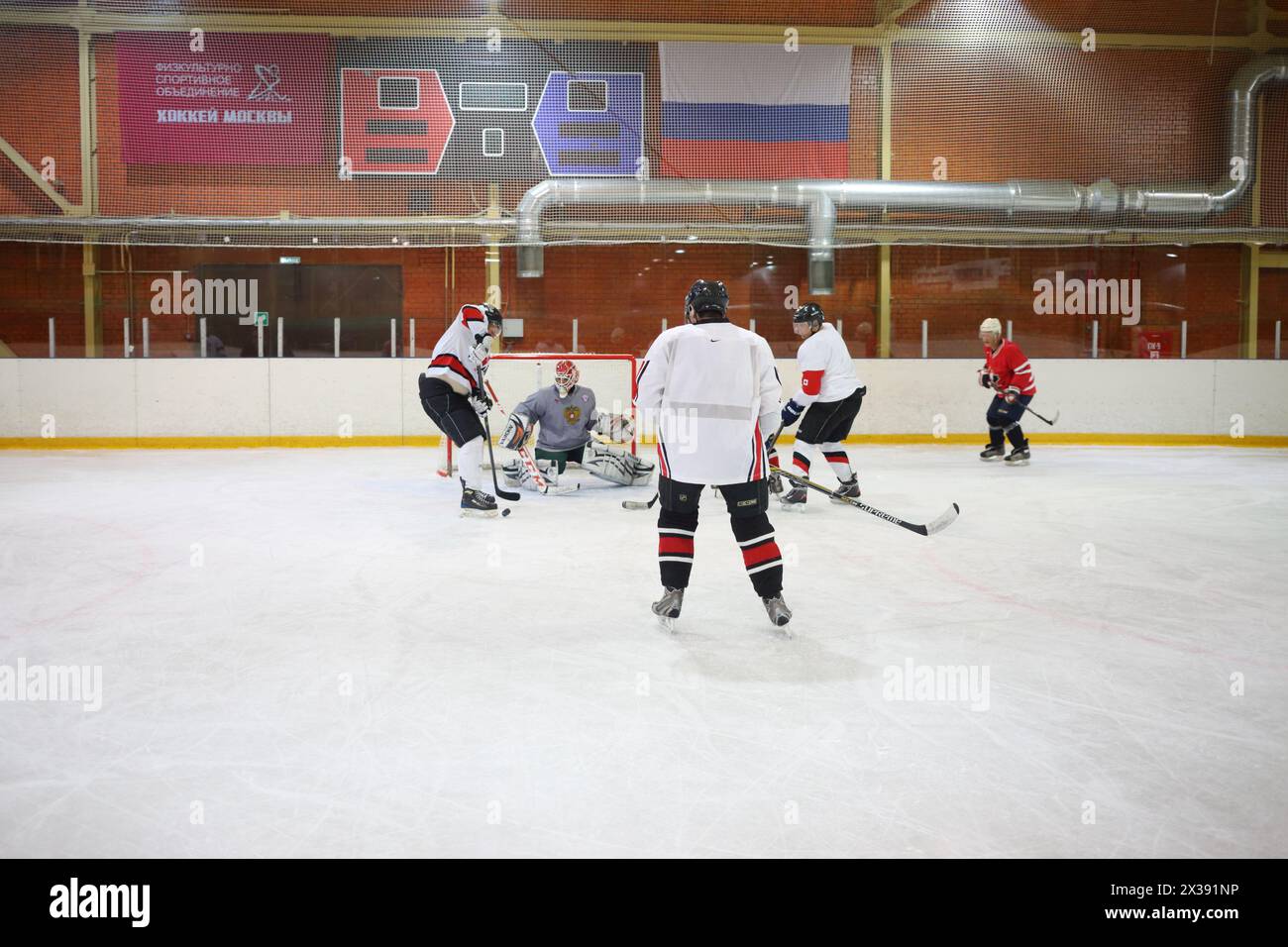 MOSKAU – 5. September 2016: Team von nicht-professionellen Spielern spielt Hockey im Eispalast in Novokosino Stockfoto