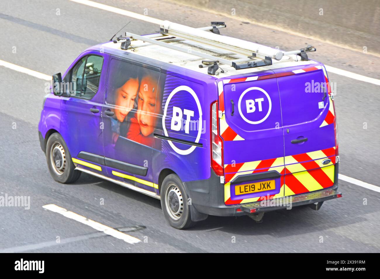 BT-Markenlogo, das seit 2019 für nicht-Unternehmenszwecke verwendet wird, auf der Luftrückseite eines Ford Transit-Transporters, der auf der Autobahn M25 in Essex England UK fährt Stockfoto