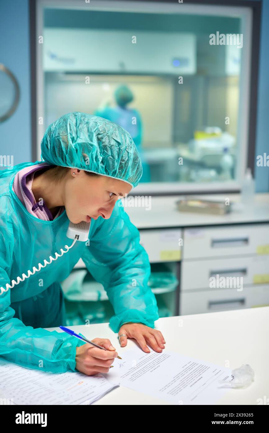 Vorbereitung der Medikamente, Apotheke, Krankenhaus Donostia, San Sebastian, Gipuzkoa, Reinraum, Baskisches Land, Spanien Stockfoto
