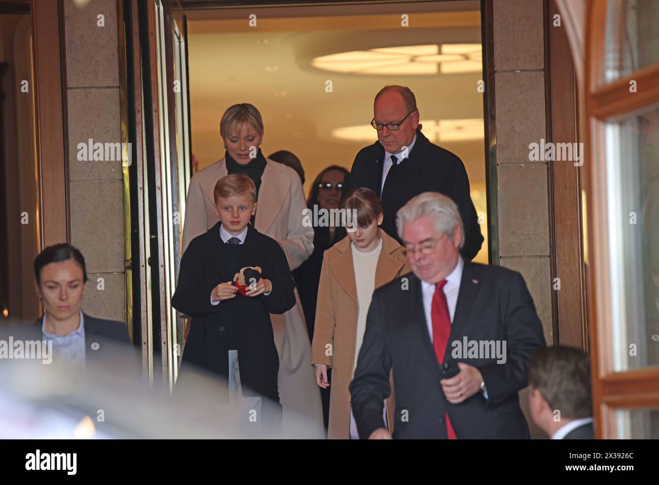 Fürst Albert II Von Monaco, mit Fürstin Charlene und den Zwillingen Prinz Jasques und Prinzessin Gabriella. Die Fürstenfamilie von Monaco verlässt am Nachmittag das Hotel vier Jahreszeiten in Hamburg. Auf dem Weg zum Miniatur Wunderland in Hamburg. Hamburg, der 25.04.2024 die Fürstenfamilie von Monaco verlässt am Nachmittag das Hotel vier Jahreszeiten in Hamburg, Hamburg Deutschland Hotel vier Jahreszeiten *** Prinz Albert II. Von Monaco, mit Prinzessin Charlene und den Zwillingen Prinz Jasques und Prinzessin Gabriella verlässt die Fürstenfamilie Monaco das Hotel vier Jahreszeiten in Hambur Stockfoto