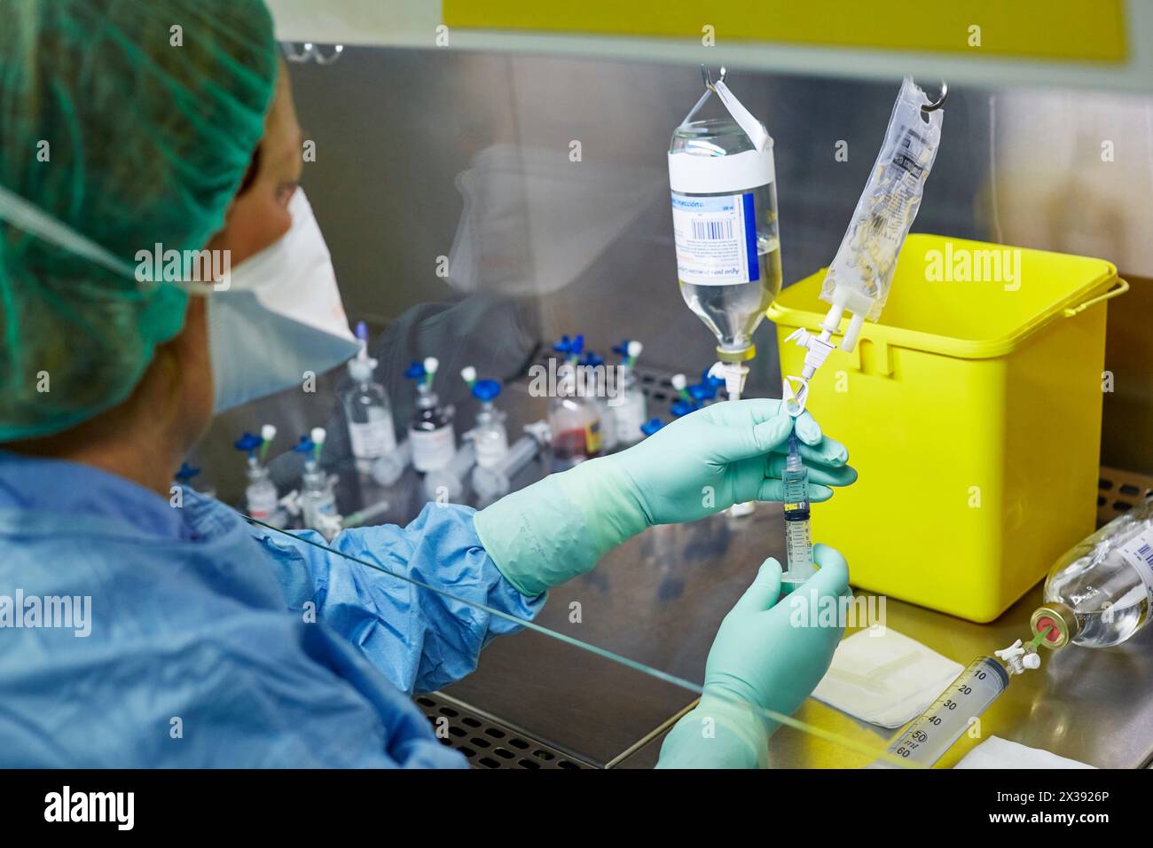 Vorbereitung von Medikamenten in laminarer Fluss Haube, Epiduralanästhesie, Reinraum, Apotheke, Krankenhaus Donostia, San Sebastian, Gipuzkoa, Baskenland, Spai Stockfoto