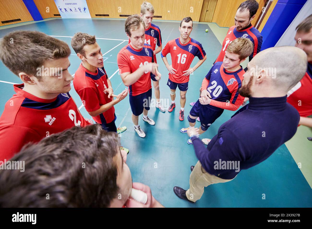 MOSKAU, RUSSLAND - 26. OKT 2016: Trainer und Volleyballmannschaft der MSAPC während des Spiels zwischen MSU und der Moskauer Staatlichen Akademie für körperliche Kultur bei Sports pl Stockfoto