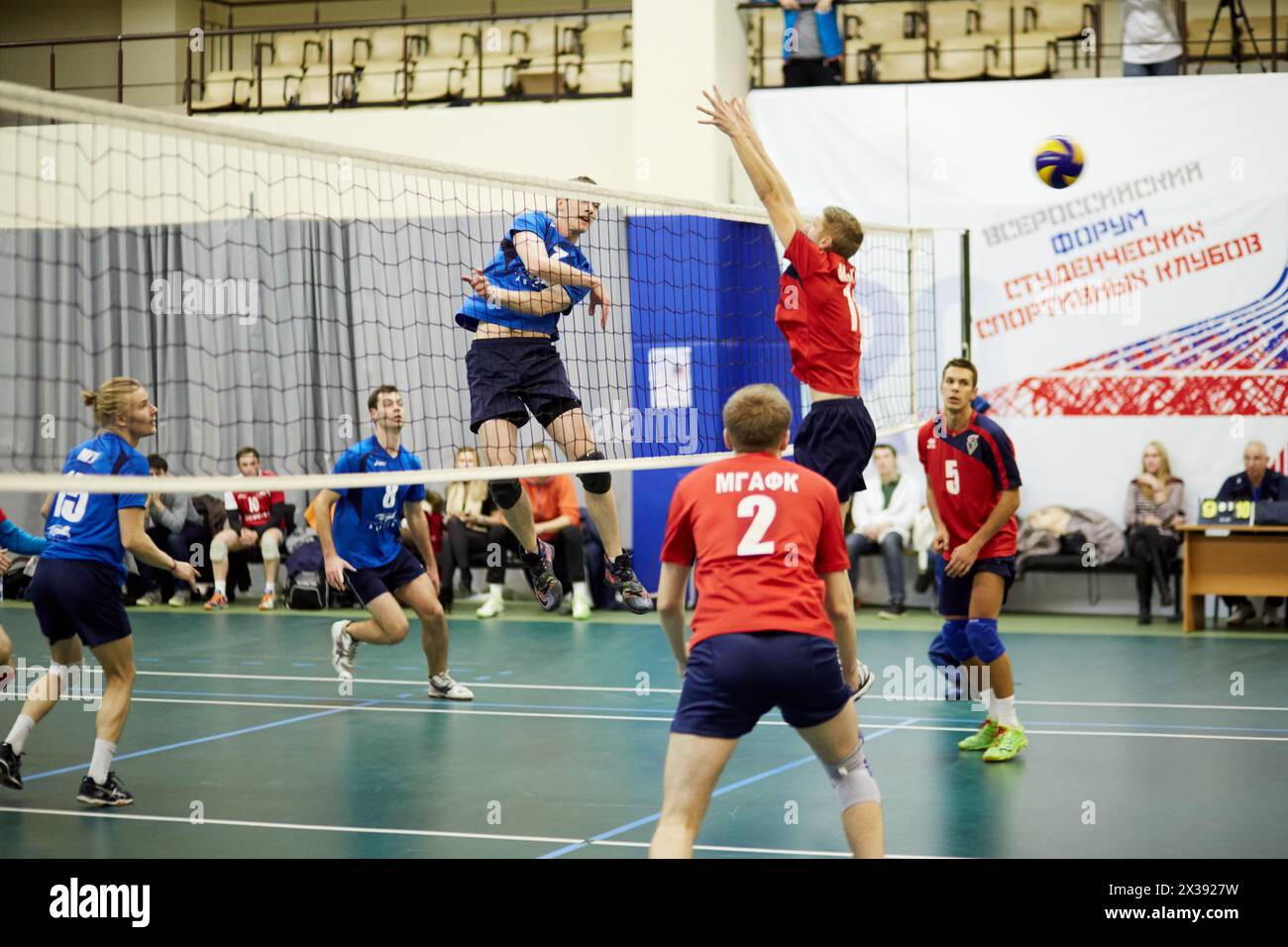 MOSKAU, RUSSLAND - 26. Oktober 2016: Volleyballspiel zwischen der Moskauer Staatlichen Universität und der Moskauer Staatlichen Akademie für körperliche Kultur auf dem Sportspielplatz von Lo Stockfoto