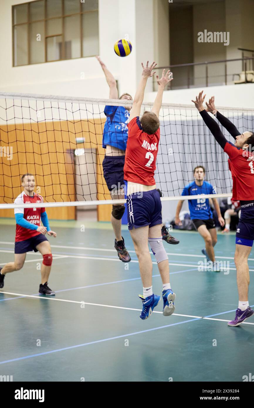 MOSKAU, RUSSLAND - 26. Oktober 2016: Volleyballspiel zwischen der Moskauer Staatlichen Universität und der Moskauer Staatlichen Akademie für körperliche Kultur auf dem Sportspielplatz von Lo Stockfoto