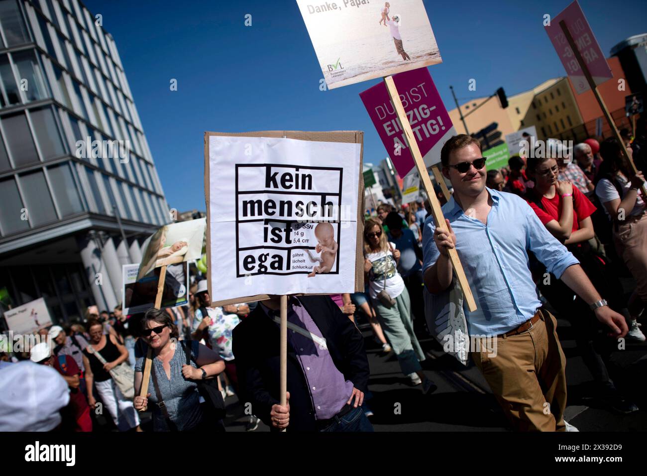 Marsch für das Leben DEU, Deutschland, Deutschland, Berlin, 16.09.2023 Demonstranten mit Schild kein Mensch ist egal auf der Demonstration Marsch für das Leben vom Bundesverband Lebensrecht mitz der Vorsitzenden Alexandra Linder Mitte, Christdemokraten für das Leben und andere Organisationen unter dem Motto die Schwaechsten schuetzen Ja zu jedem Kind und für ein Europa ohne Abtreibung und Euthabasie im Regierungsviertel in Berlin Deutschland . Die Demo und Kundgebung richtet sich gegen Schwangerschaftsabbrueche und Praktiken der Sterbehilfe, Stammzellforschung und Praeimplantationsdiagnostik Stockfoto