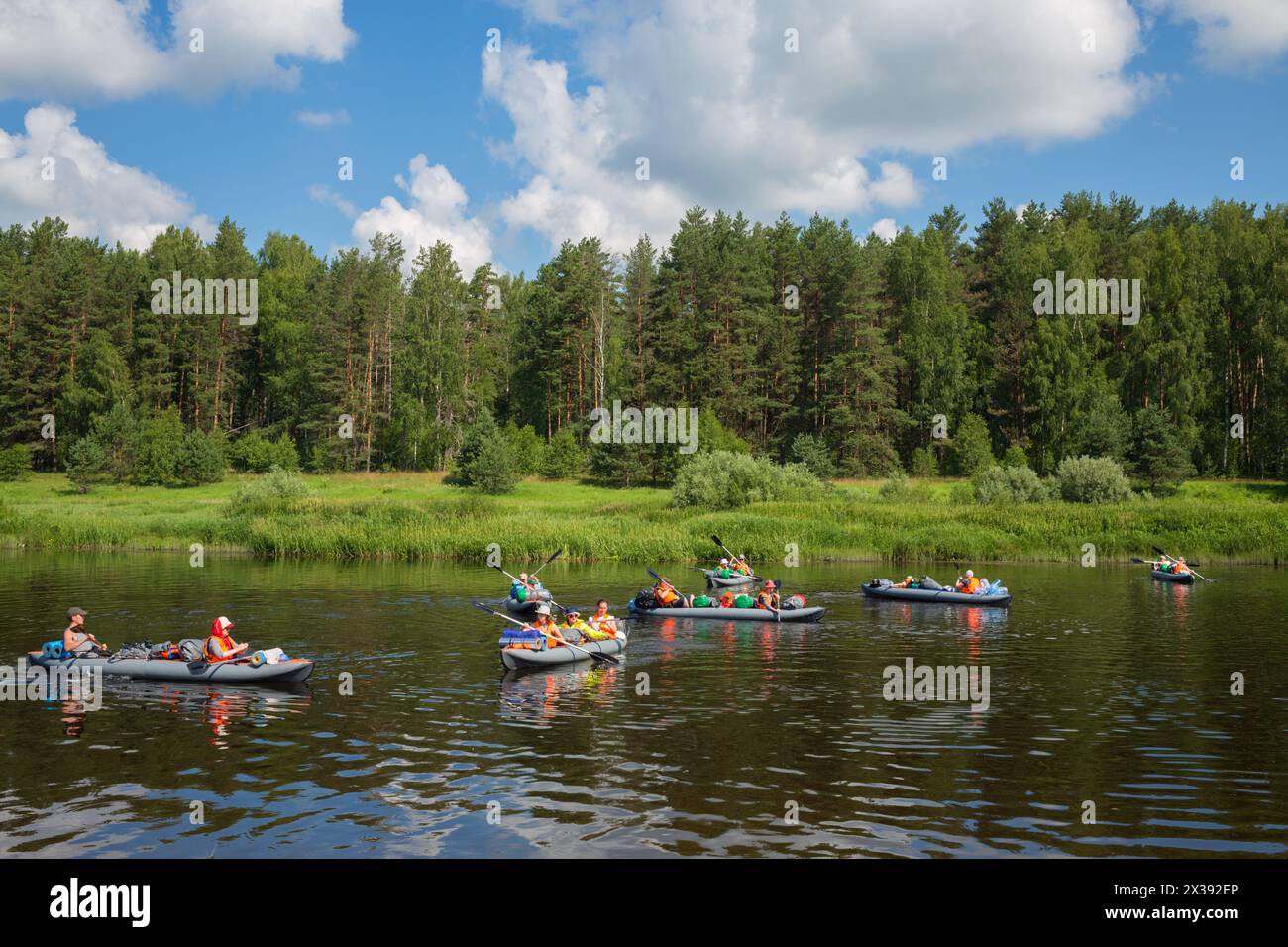 TVER REGION, RUSSLAND - 3. Juli 2016: Touristen auf Booten auf dem Fluss. Tvertsa - Fluss in der Region Tver in Russland. Länge: 188 km Der Fluss wird von Touristen genutzt Stockfoto