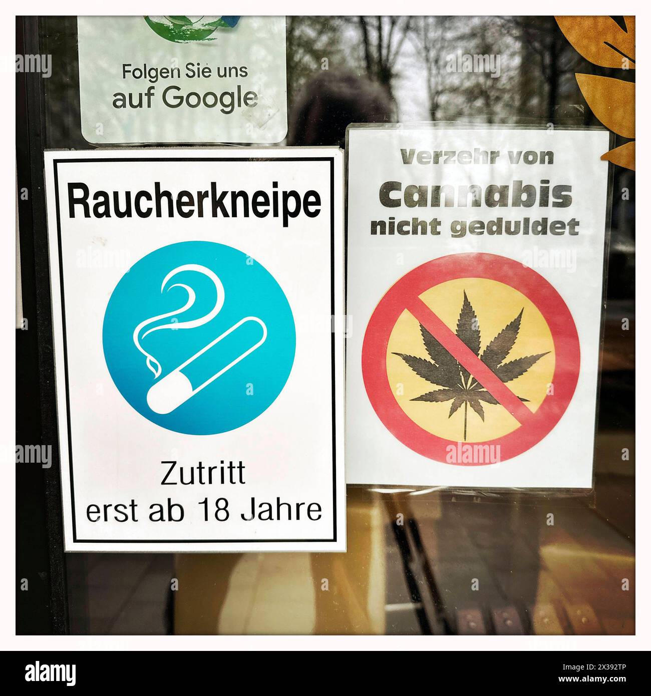 Cannabis Rauchverbot DEU, Deutschland, Deutschland, Hamburg, 12.04.2024 Schild Verzehr von Cannabis nicht geduldet mit Symbol Cannabispflanze neben einem Schild Raucherkneipe Zutritt erst ab 18 Jahre an einer Gaststaette in Hamburg Deutschalnd . Nach der Legalisierung von Cannabis am 01. April gibt zunehmend ein Verbot in Kneipen und Öffentlichen Raeumen. Hanftuete Hanf Droge Drogen Cannabis Weed Gras Verbot Rauchverbot en: Zeichen Konsum von Cannabis nicht toleriert mit Symbol Cannabis Pflanze neben einem Schild Rauchbar Zugang nur ab 18 Jahren in einem Restaurant in Hamburg Deutschland. Nach dem Stockfoto Cannabis Rauchverbot DEU, Deutschland, Deutschland, Hamburg, 12.04.2024 Schild Verzehr von Cannabis nicht geduldet mit Symbol Cannabispflanze neben einem Schild Raucherkneipe Zutritt erst ab 18 Jahre an einer Gaststaette in Hamburg Deutschalnd . Nach der Legalisierung von Cannabis am 01. April gibt zunehmend ein Verbot in Kneipen und Öffentlichen Raeumen. Hanftuete Hanf Droge Drogen Cannabis Weed Gras Verbot Rauchverbot en: Zeichen Konsum von Cannabis nicht toleriert mit Symbol Cannabis Pflanze neben einem Schild Rauchbar Zugang nur ab 18 Jahren in einem Restaurant in Hamburg Deutschland. Nach dem Stockfoto