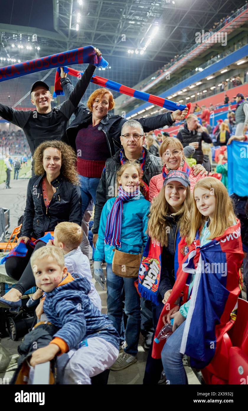 MOSKAU, RUSSLAND - 9. September 2016: Gruppe von Fans im neuen Stadion des Sportkomplexes CSKA Arena während des Spiels zwischen den Fußballmannschaften CSKA und Terek. Stockfoto