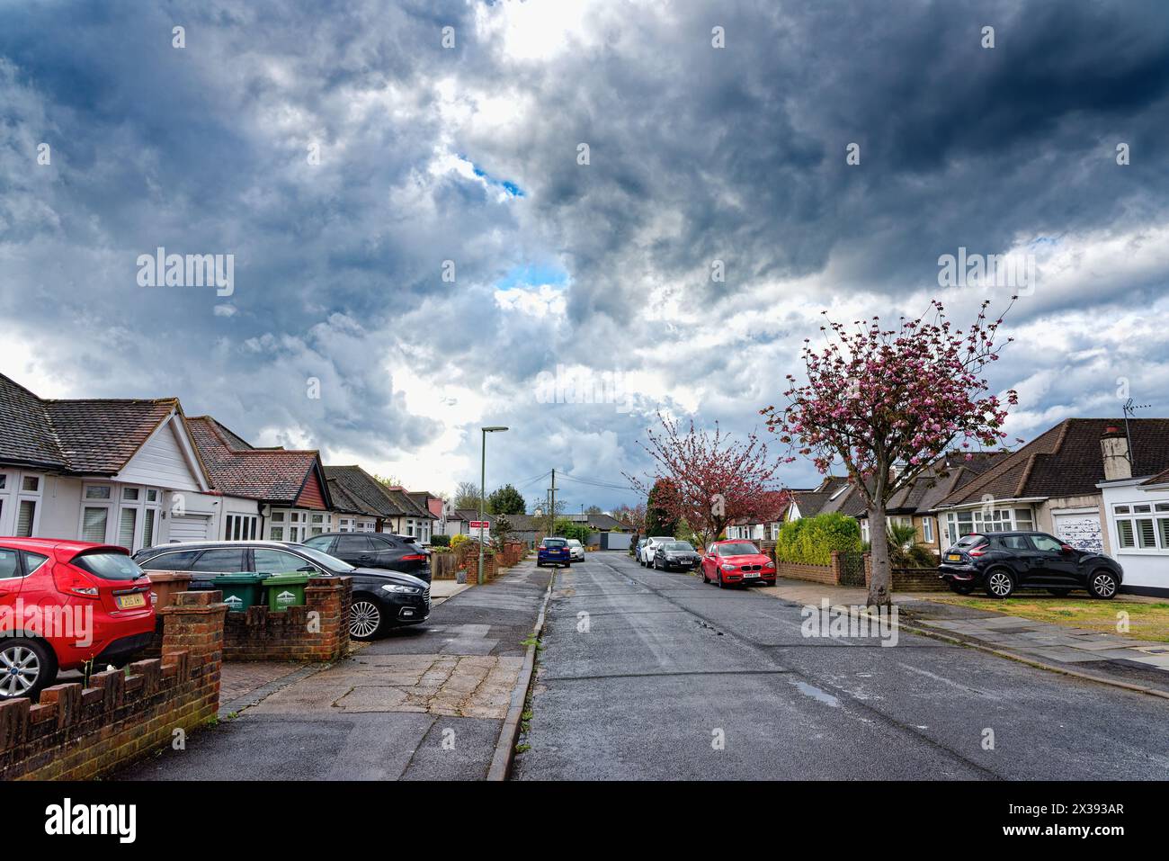 Dramatische Sturmwolken bilden sich über einer Vorstadtstraße in Shepperton Surrey England Großbritannien Stockfoto