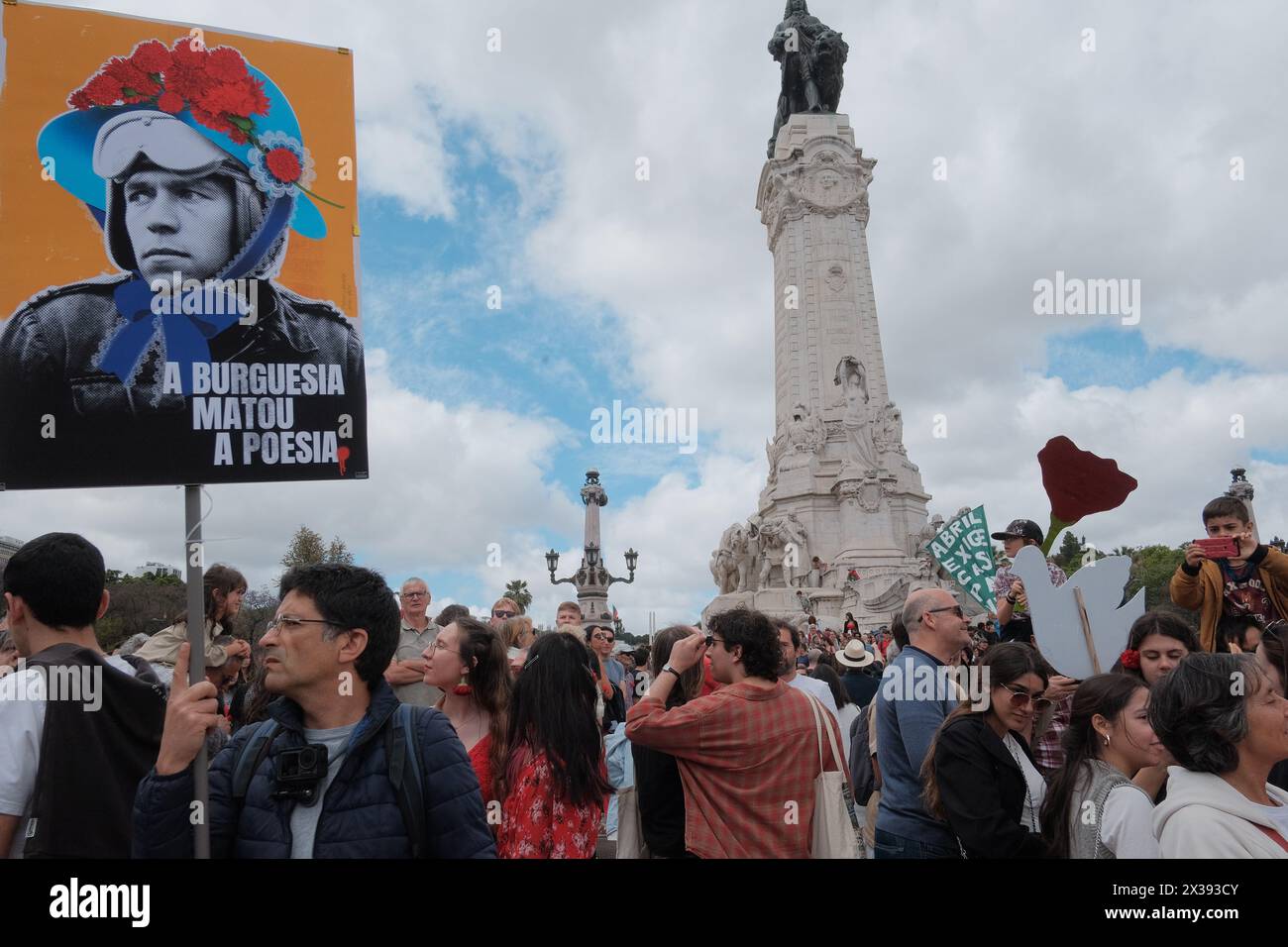 Lissabon, Portugal. April 2024. Die Menschen marschieren durch Lissabon, um den 50. Jahrestag der Nelkenrevolution zu feiern, aber auch um gegen mehrere Themen zu protestieren, mit denen Portugal konfrontiert ist. Die Menschen marschieren die Avenida da Liberdade hinunter nach Praca D. Pedro IV (Rossio), wo kulturelle Momente und Interventionen stattfinden. Die Veranstaltung ist offen für alle und lädt die Öffentlichkeit ein, an den Feierlichkeiten teilzunehmen. Quelle: Joao Daniel Pereira/Alamy Live News Stockfoto