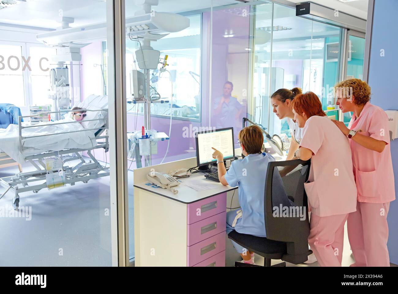 Medizinischer Versorgung, Neugeborene Intensive care Unit, ICU, Hospital Donostia, San Sebastian, Gipuzkoa, Baskenland, Spanien Stockfoto