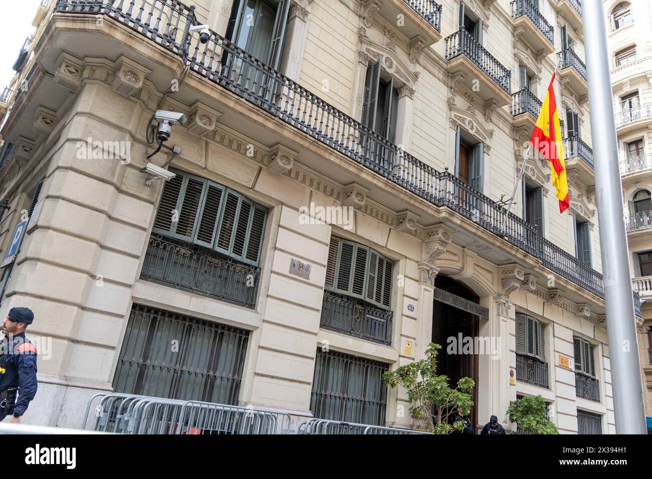 Die polizeigewerkschaft JUPOL hat vor der Polizeistation Via Laietana demonstriert, begleitet von Vox-Führern und rechtsextremen Demonstranten, und fordert, dass die Station nicht zu einem Museum historischer Erinnerung wird. Diese umstrittene Polizeistation, weil sie während der Franco-Ära ein Ort der Gefangenschaft politischer Gefangener und Folter war, hat diese Debatte in der Stadt seit Jahren aufrechterhalten. El sindicato de polic'as JUPOL se ha manifestado frente a la comisar'a de V'a Laietana acompa-ado de dirigentes de Vox y manifestantes de ultra derecha, reclaman que la comisar'a no se convierta en un museo de la Stockfoto