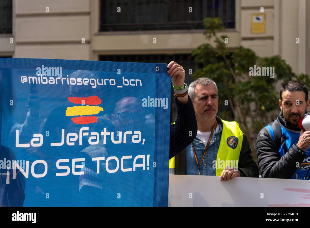 Die polizeigewerkschaft JUPOL hat vor der Polizeistation Via Laietana demonstriert, begleitet von Vox-Führern und rechtsextremen Demonstranten, und fordert, dass die Station nicht zu einem Museum historischer Erinnerung wird. Diese umstrittene Polizeistation, weil sie während der Franco-Ära ein Ort der Gefangenschaft politischer Gefangener und Folter war, hat diese Debatte in der Stadt seit Jahren aufrechterhalten. El sindicato de polic'as JUPOL se ha manifestado frente a la comisar'a de V'a Laietana acompa-ado de dirigentes de Vox y manifestantes de ultra derecha, reclaman que la comisar'a no se convierta en un museo de la Stockfoto