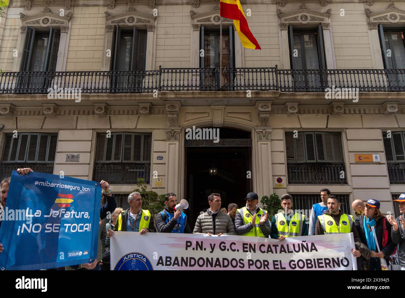 Die polizeigewerkschaft JUPOL hat vor der Polizeistation Via Laietana demonstriert, begleitet von Vox-Führern und rechtsextremen Demonstranten, und fordert, dass die Station nicht zu einem Museum historischer Erinnerung wird. Diese umstrittene Polizeistation, weil sie während der Franco-Ära ein Ort der Gefangenschaft politischer Gefangener und Folter war, hat diese Debatte in der Stadt seit Jahren aufrechterhalten. El sindicato de polic'as JUPOL se ha manifestado frente a la comisar'a de V'a Laietana acompa-ado de dirigentes de Vox y manifestantes de ultra derecha, reclaman que la comisar'a no se convierta en un museo de la Stockfoto