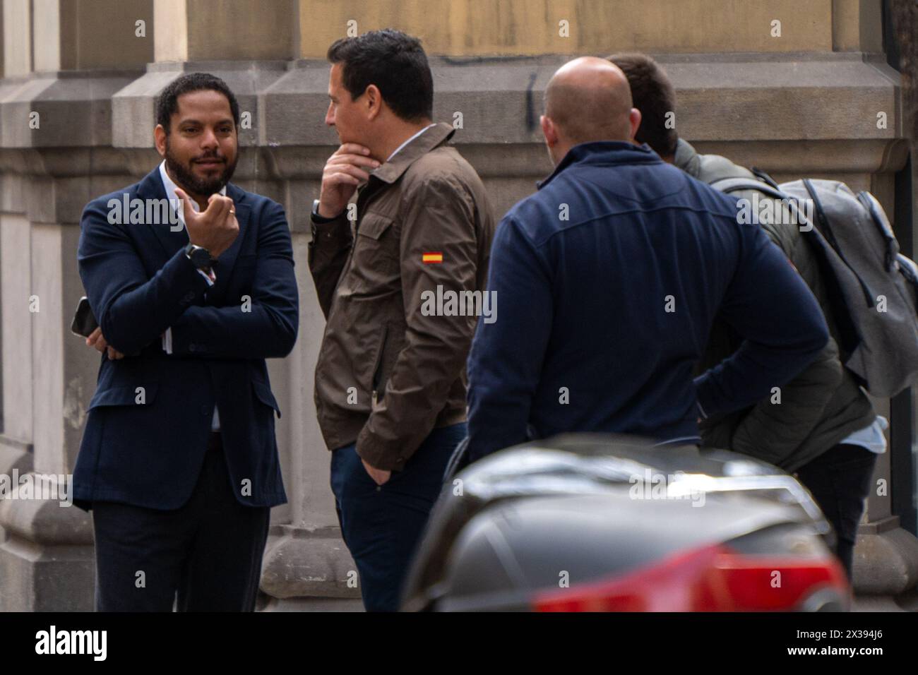 Die polizeigewerkschaft JUPOL hat vor der Polizeistation Via Laietana demonstriert, begleitet von Vox-Führern und rechtsextremen Demonstranten, und fordert, dass die Station nicht zu einem Museum historischer Erinnerung wird. Diese umstrittene Polizeistation, weil sie während der Franco-Ära ein Ort der Gefangenschaft politischer Gefangener und Folter war, hat diese Debatte in der Stadt seit Jahren aufrechterhalten. El sindicato de polic'as JUPOL se ha manifestado frente a la comisar'a de V'a Laietana acompa-ado de dirigentes de Vox y manifestantes de ultra derecha, reclaman que la comisar'a no se convierta en un museo de la Stockfoto