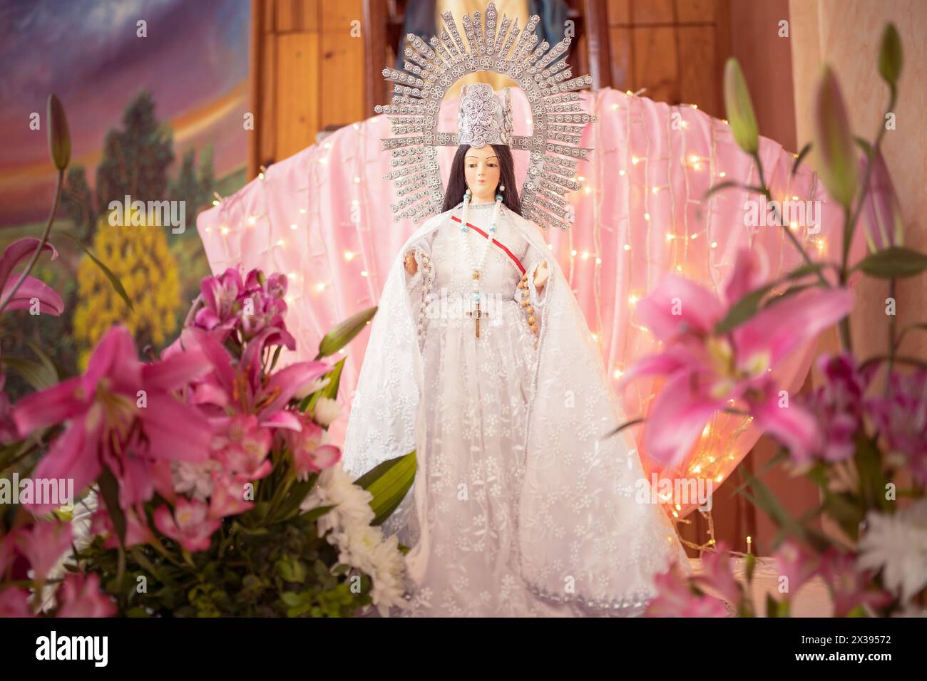 "Virgen del Urkupiña"-Statue der Jungfrau Maria in der katholischen Kirche. Stockfoto
