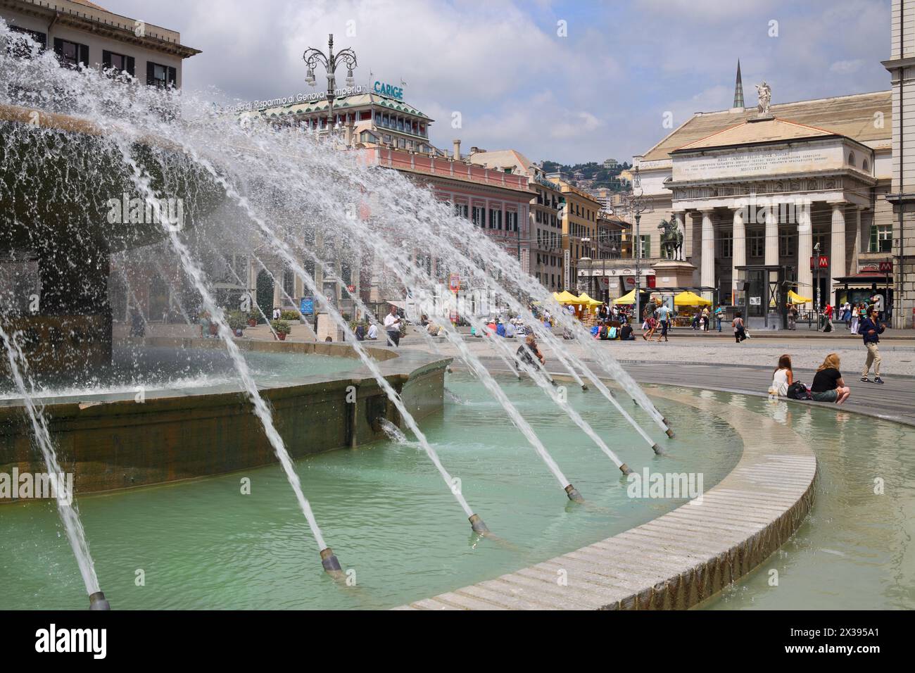 GENUA, ITALIEN - 20. JUL 2016: Brunnen auf dem Hauptplatz der Stadt Piazza de Ferrari. Platz im Herzen der Stadt zwischen historischem und modernem Zentrum Stockfoto