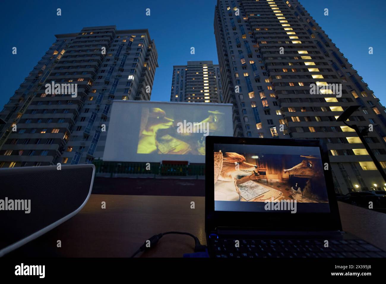 MOSKAU, RUSSLAND - 25. MAI 2016: Übertragung von Kindercartoons auf die große Leinwand vom Notizbuch im Hof eines Wohnkomplexes auf der Elchinsel. Stockfoto