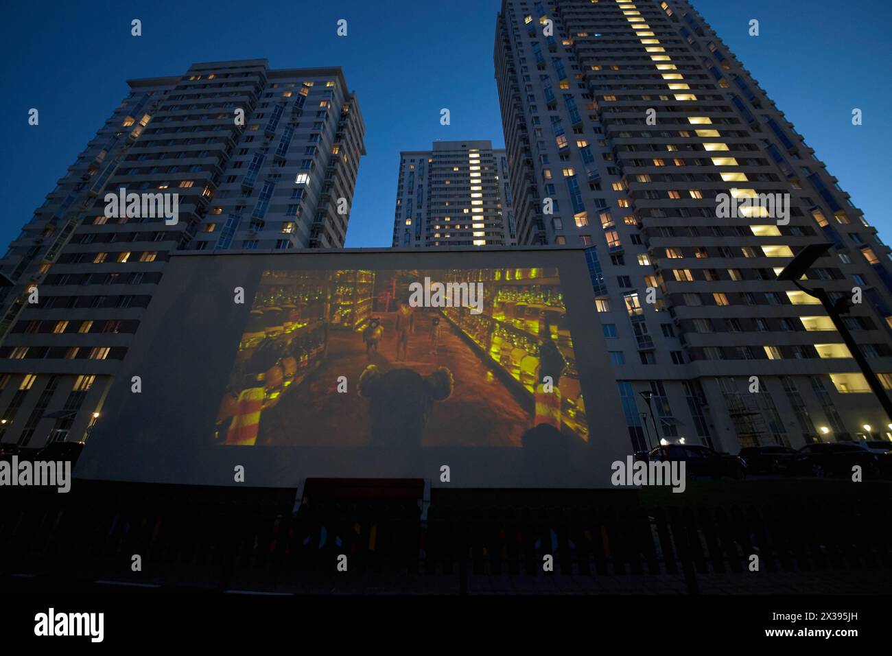 MOSKAU, RUSSLAND - 25. MAI 2016: Übertragung von Kindercartoons auf die große Leinwand vom Notizbuch im Hof eines Wohnkomplexes auf der Elchinsel. Stockfoto