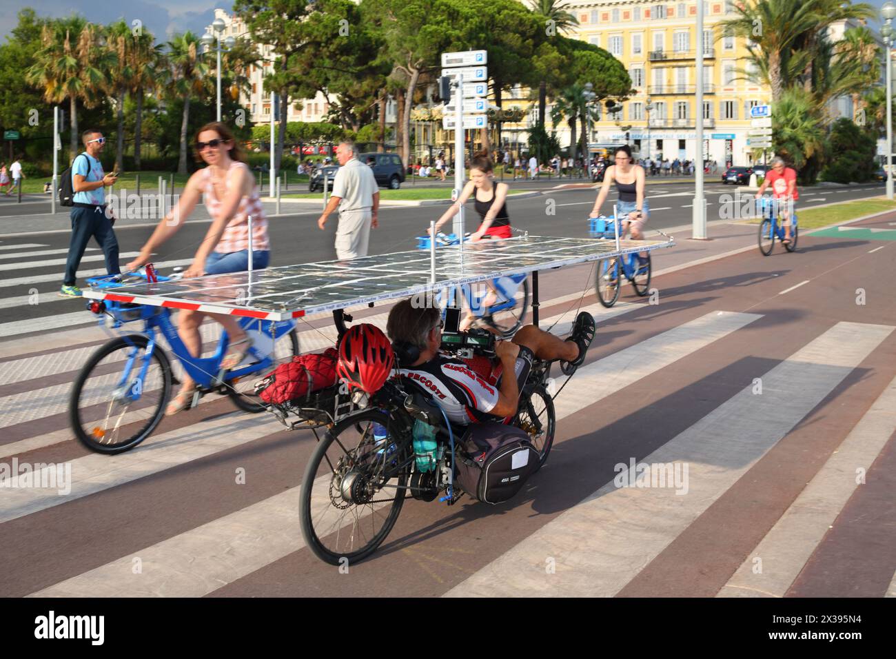 NIZZA, FRANKREICH - 24. JUL 2016: Man Radfahrer bewegt sich mit Solarbatterie, das ist eine modische umweltfreundliche Erfindung Stockfoto