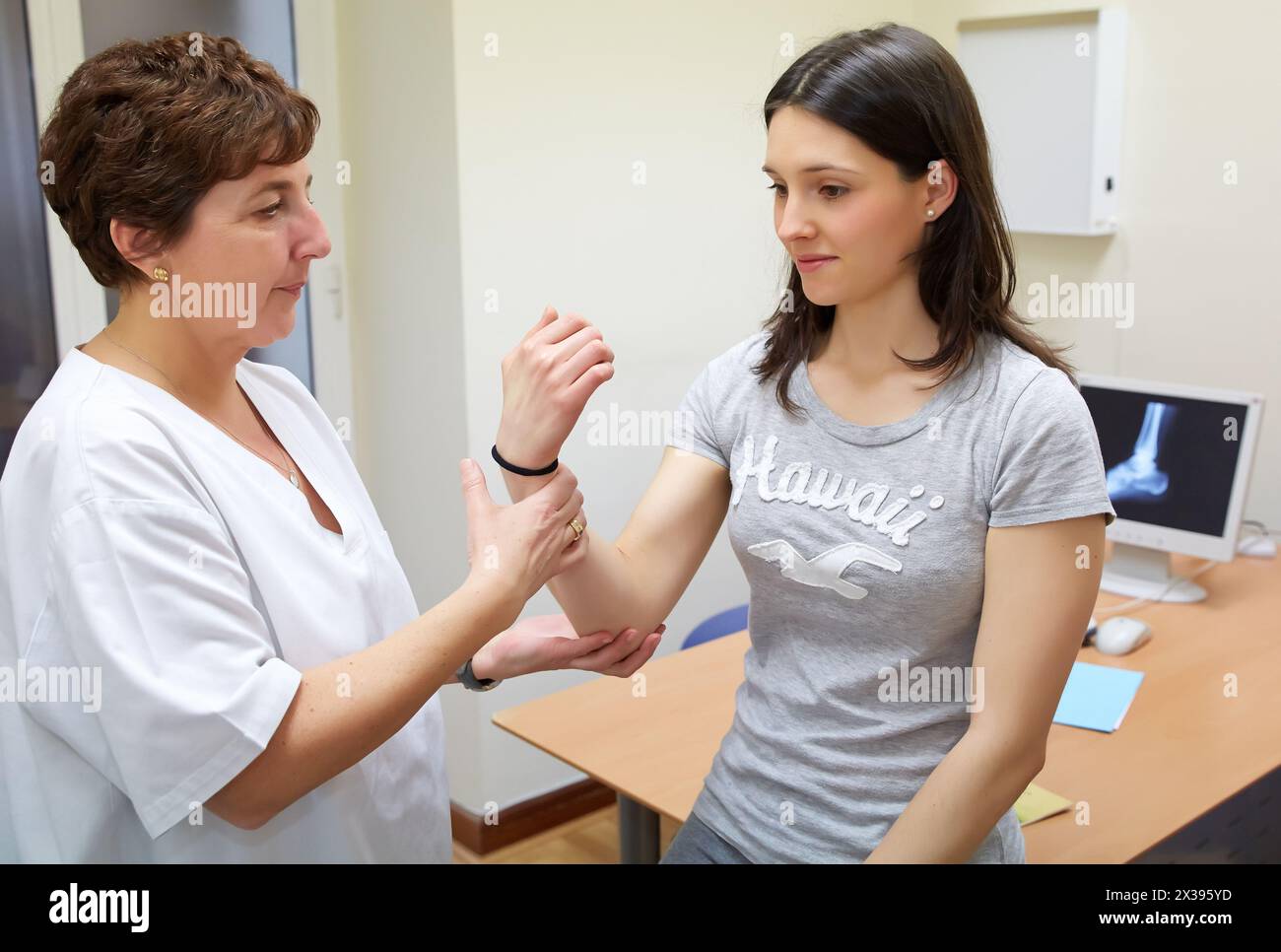Überprüfung Armkraft Flexion Arzt, Physiotherapie, medizinisches Zentrum, Donostia, San Sebastian, Gipuzkoa, Baskenland, Spanien Stockfoto
