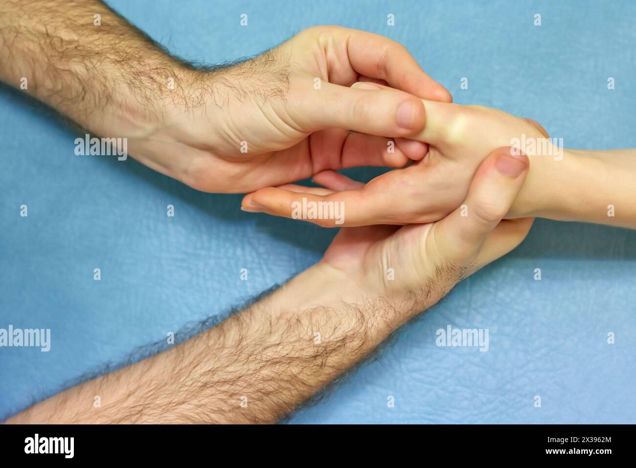 Passive Mobilisierung des Mittelfußgelenks des Großzehengelenks Physiotherapie medizinisches Zentrum, Donostia, San Sebastian, Gipuzkoa, Baskenland, Spa Stockfoto