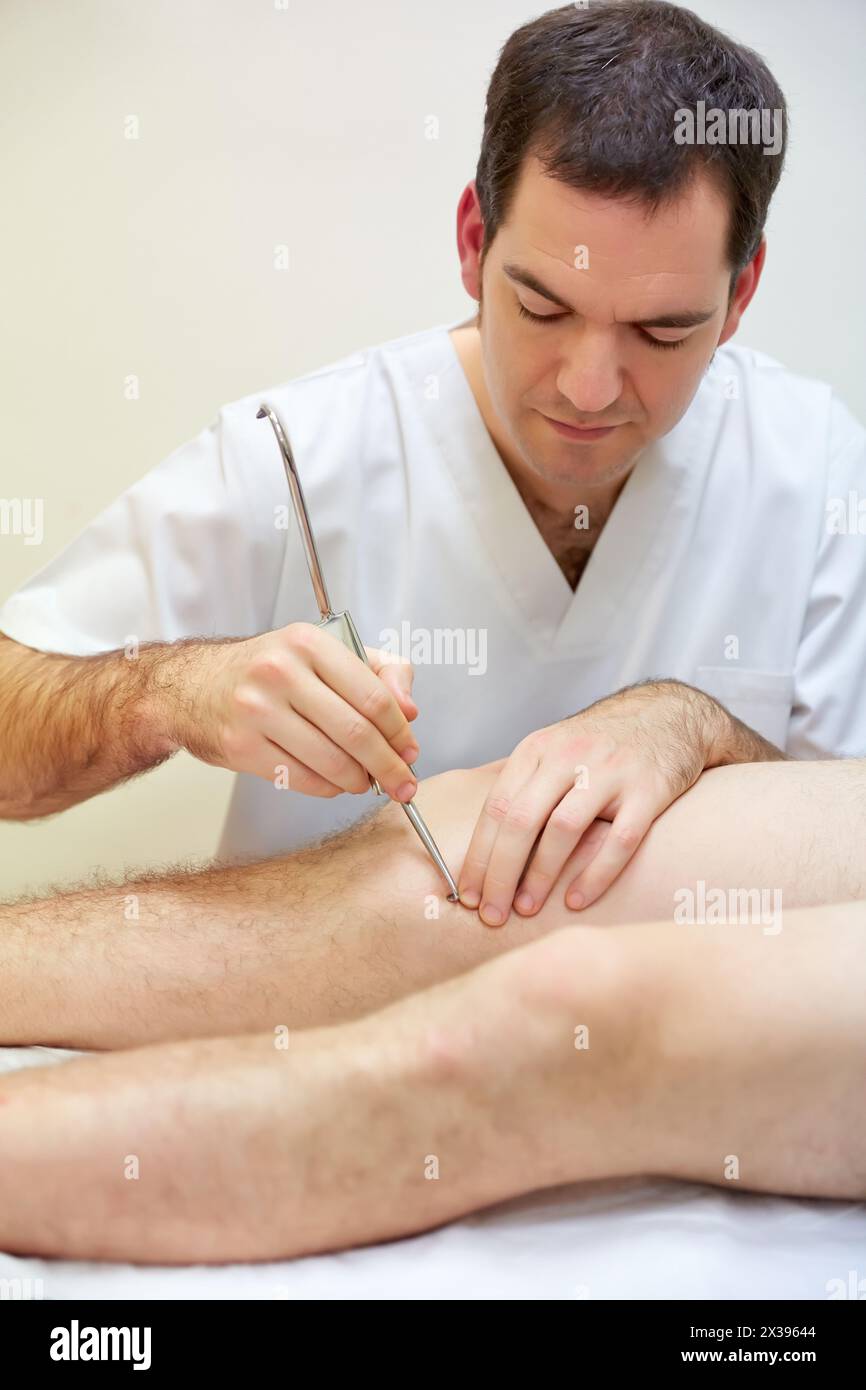 Myofasziale Fibrolyse instrumentaler Haken im Knie medialen Kollateralband Physiotherapie medizinisches Zentrum, Donostia, San Sebastian, Gipuzkoa, Baskenland Stockfoto Myofasziale Fibrolyse instrumentaler Haken im Knie medialen Kollateralband Physiotherapie medizinisches Zentrum, Donostia, San Sebastian, Gipuzkoa, Baskenland Stockfoto