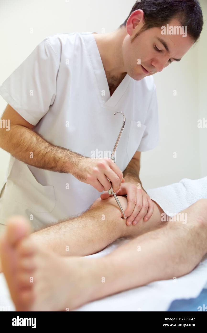 Myofasziale Fibrolyse instrumentaler Haken im Knie medialen Kollateralband Physiotherapie medizinisches Zentrum, Donostia, San Sebastian, Gipuzkoa, Baskenland Stockfoto Myofasziale Fibrolyse instrumentaler Haken im Knie medialen Kollateralband Physiotherapie medizinisches Zentrum, Donostia, San Sebastian, Gipuzkoa, Baskenland Stockfoto