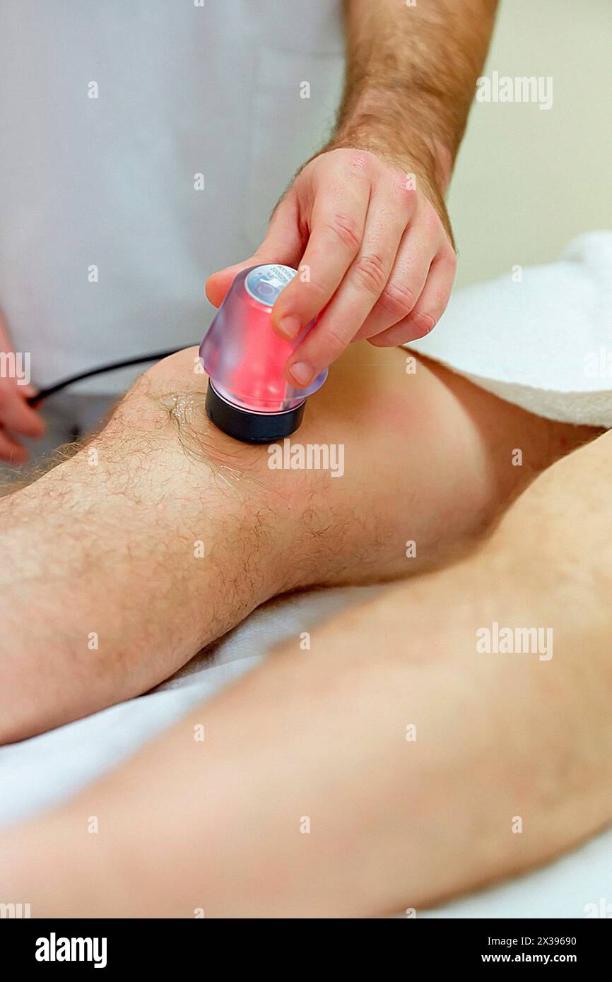 MCL-Ultraschall zur Behandlung von Knie Schleimbeutelentzündung Physiotherapie medizinischen Zentrum, San Sebastian, Gipuzkoa, Donostia, Baskenland, Spanien Stockfoto MCL-Ultraschall zur Behandlung von Knie Schleimbeutelentzündung Physiotherapie medizinischen Zentrum, San Sebastian, Gipuzkoa, Donostia, Baskenland, Spanien Stockfoto