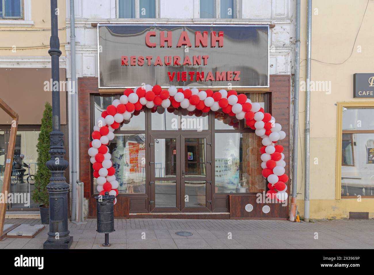 Craiova, Rumänien - 16. März 2024: Eröffnung des vietnamesischen Restaurants Pho Chanh in der Lipscani Street im Stadtzentrum. Stockfoto