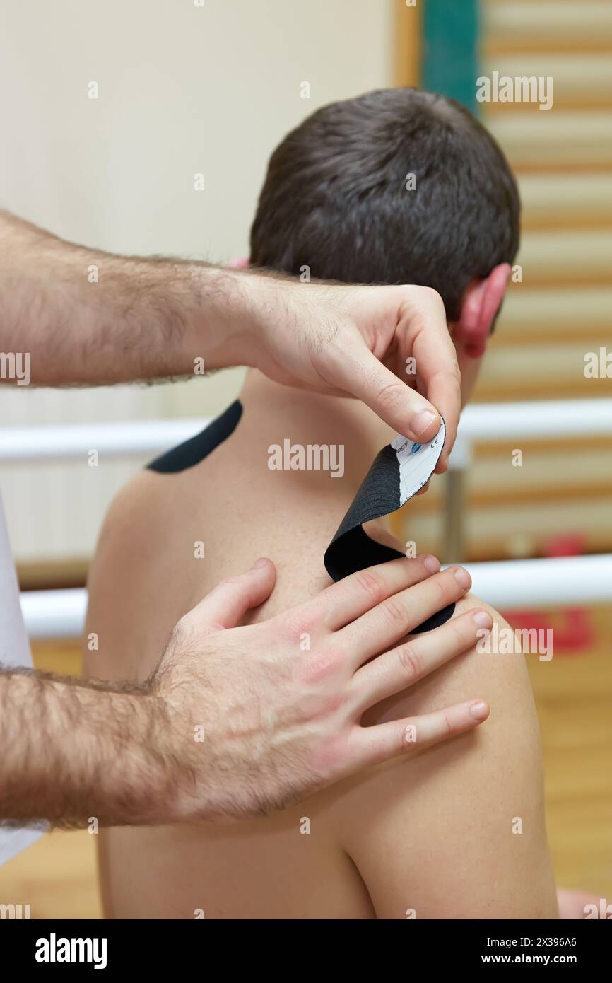 Thumbnail Kinesiotaping Streifen auf Trapezen zur Behandlung von Kontrakturen Gym, Physiotherapie medizinisches Zentrum, Donostia, San Sebastian, Gipuzkoa, Baskenland Stockfoto