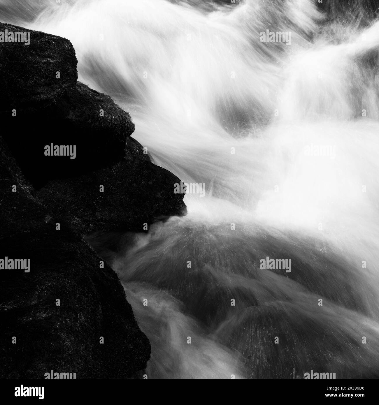 Eine abstrakte Ansicht des Wassers, die Turbulenzen darstellt, in Schwarzweiß Stockfoto