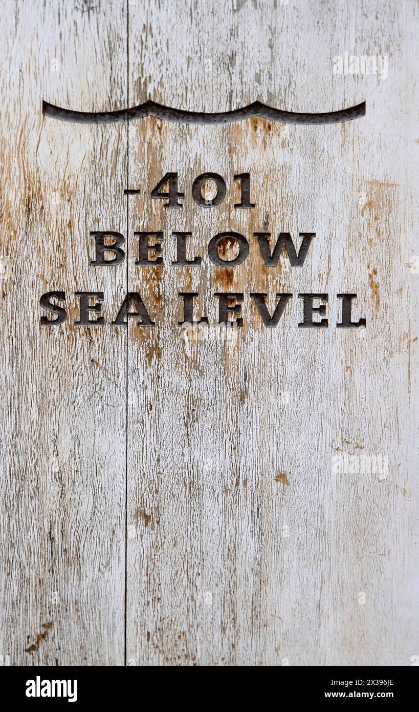 Das Schild für das Tote Meer ist der niedrigste Punkt der Erde, 400 Meter unter dem Meeresspiegel in jordanien Stockfoto