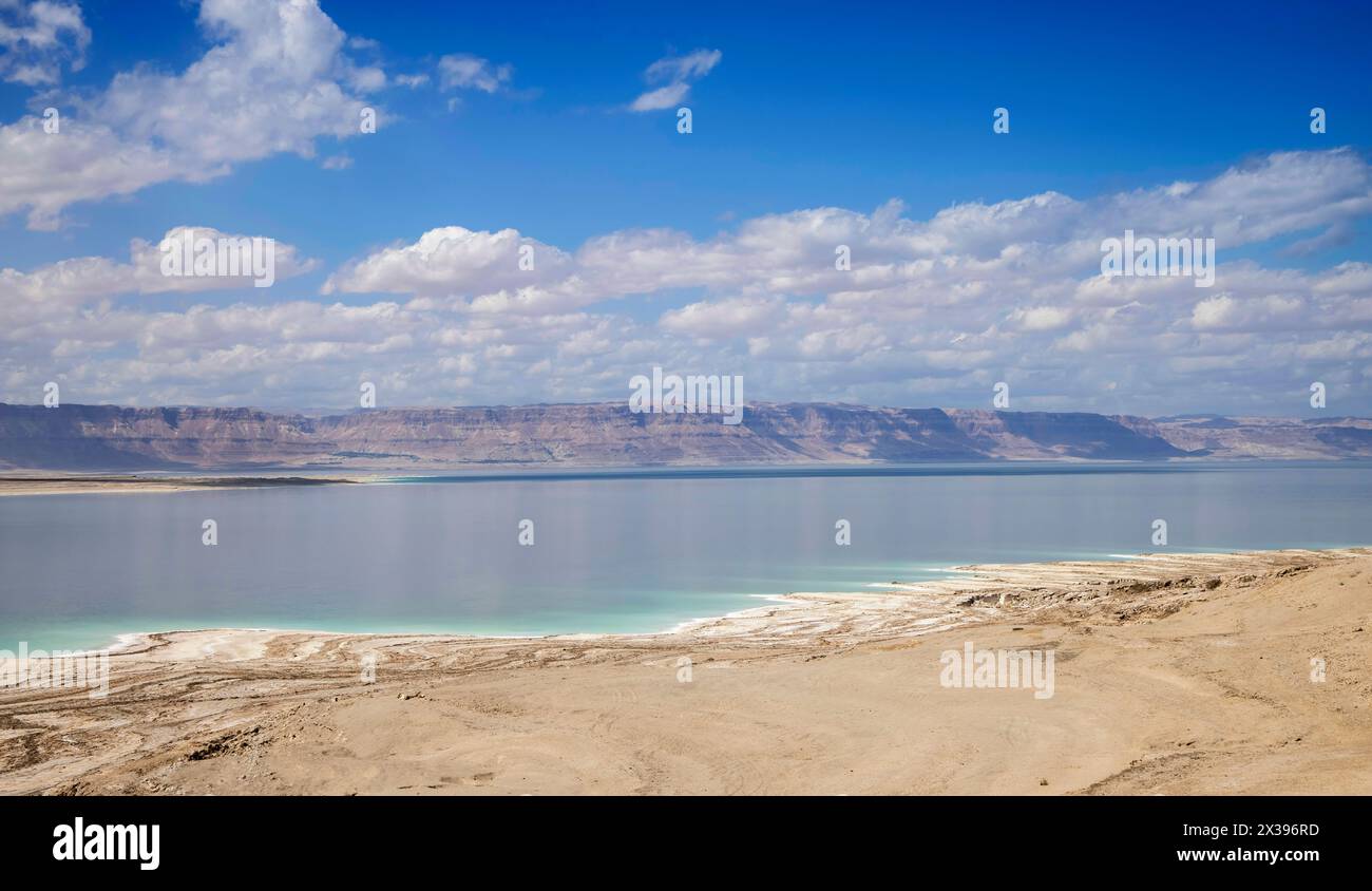 Salz- und Mineralablagerungen im Toten Meer sind mit 400 Fuß unter dem Meeresspiegel der niedrigste Punkt der Erde in jordanien Stockfoto