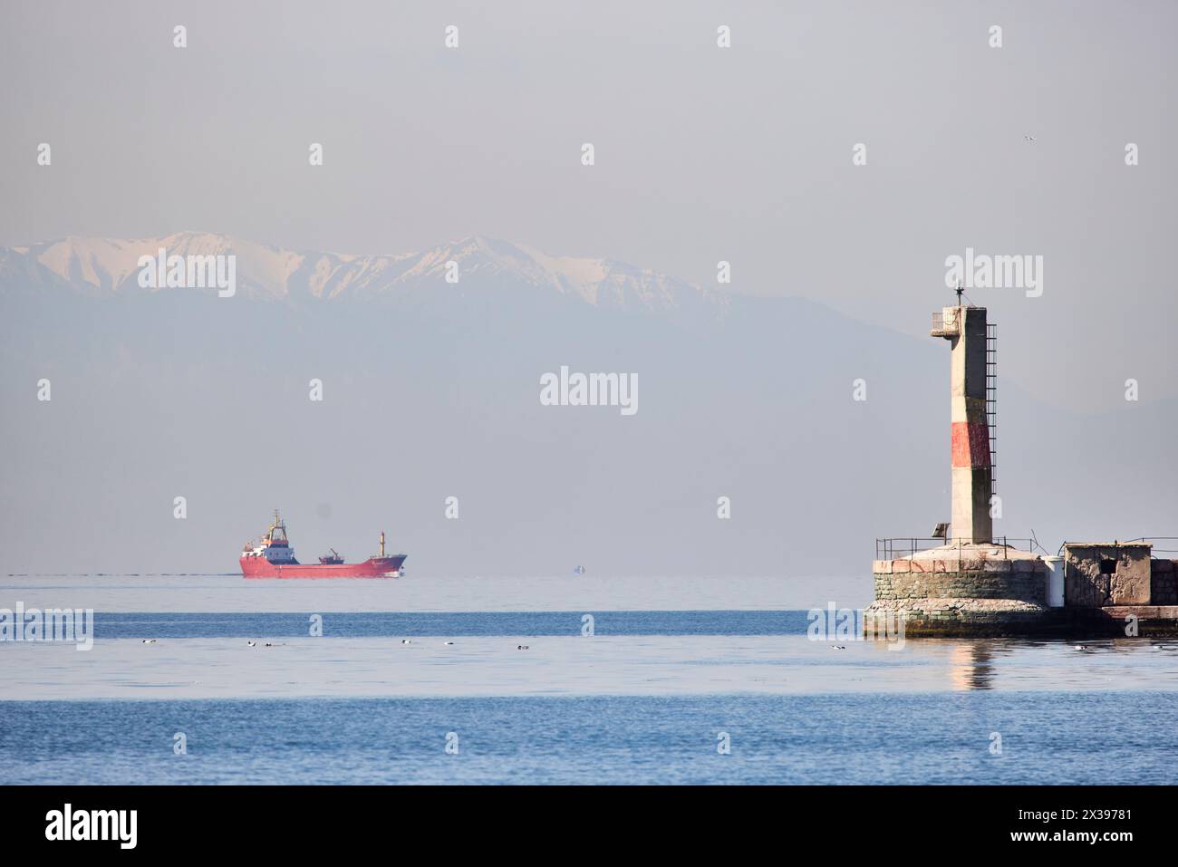 Thessaloniki, griechische Stadtregion Mazedonien im Norden Griechenlands, dockt den Eingang mit dem Olymp dahinter Stockfoto
