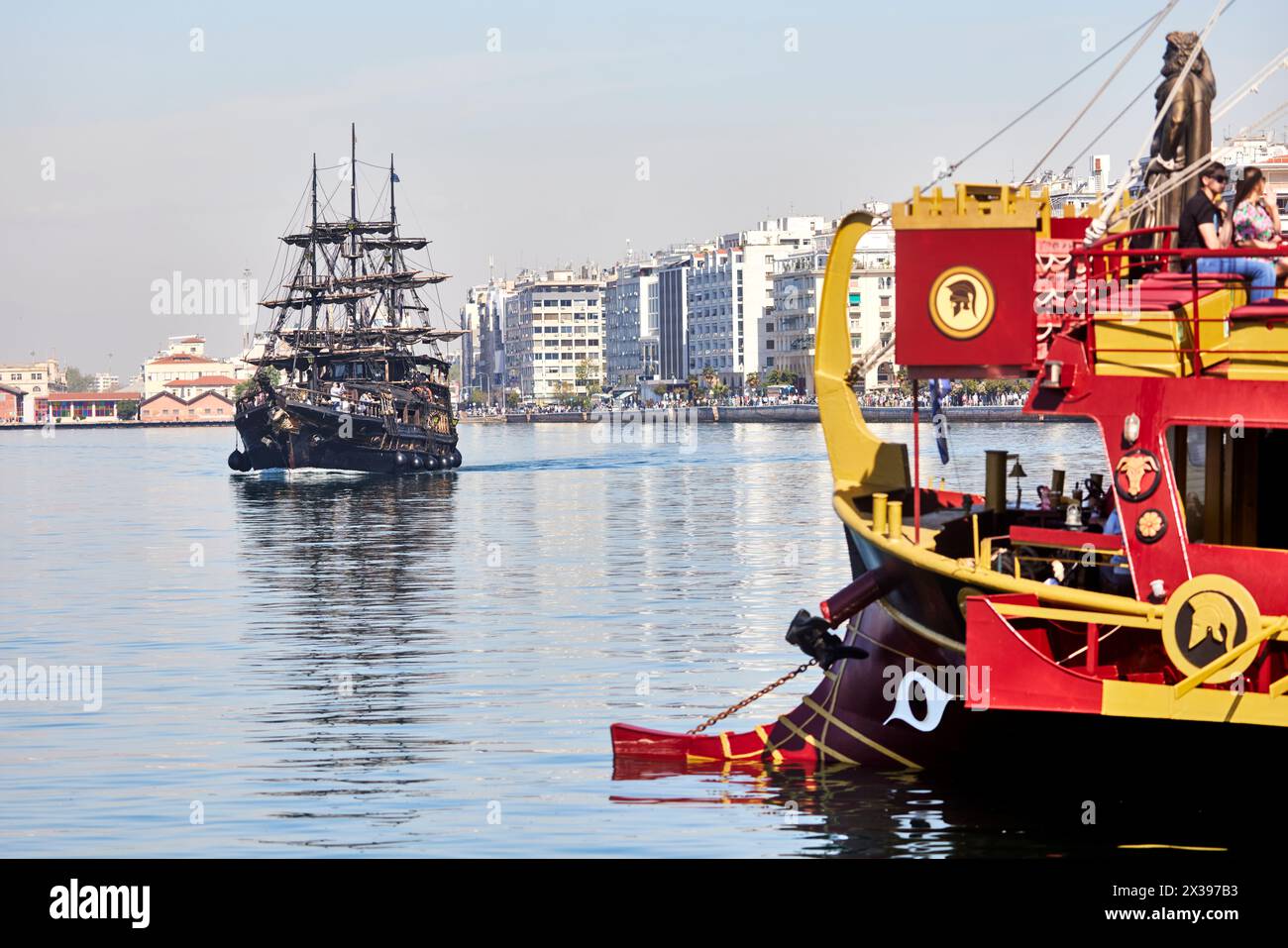 Thessaloniki, griechische Stadtregion Mazedoniens im Norden Griechenlands Piratenschiff, kostenlose Touristenausflüge, wenn man mit dem Olymp darüber hinaus trinkt Stockfoto