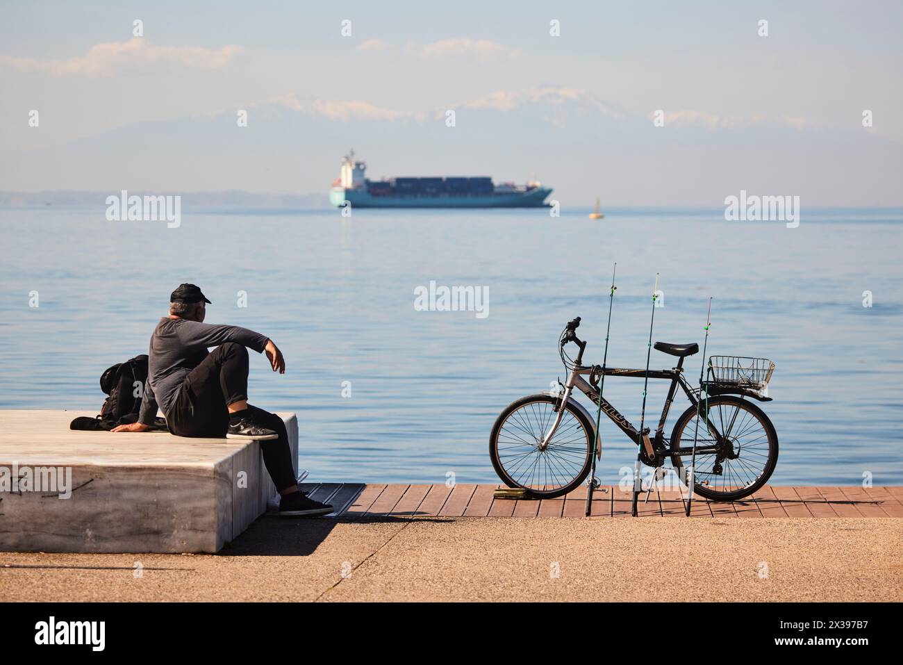 Thessaloniki, griechische Stadtregion von Mazedonien im Norden Griechenlands Uferpromenade lokale Angeln Stockfoto