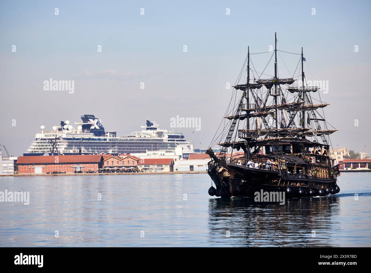 Thessaloniki, griechische Stadtregion Mazedoniens im Norden Griechenlands Piratenschiff, kostenlose Touristenausflüge, wenn man mit dem Olymp darüber hinaus trinkt Stockfoto