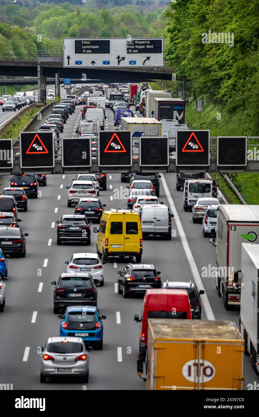 Die Autobahn A3, dichter Verkehr auf 8 Fahrspuren, einschließlich der vorübergehend freigesetzten harten Schulter, vor dem Hildenkreuz, Blick in Richtung Süden, ne Stockfoto