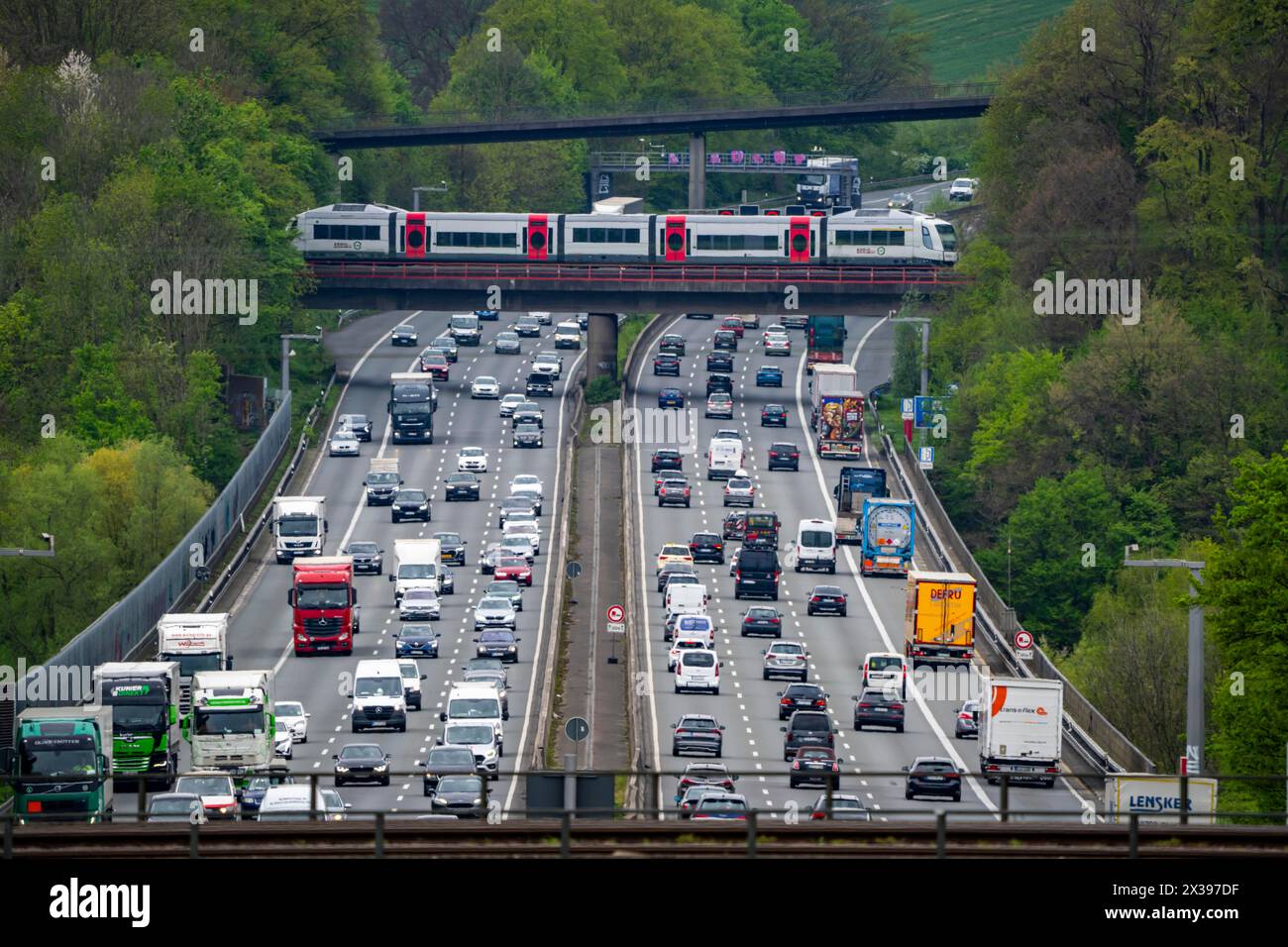 S-Bahn Regiobahn, S28, überquert die Autobahn A3, Verkehr auf 8 Fahrspuren, inkl. Die vorübergehend freigesetzte harte Schulter, hinter dem Autobahnkreuz Stockfoto