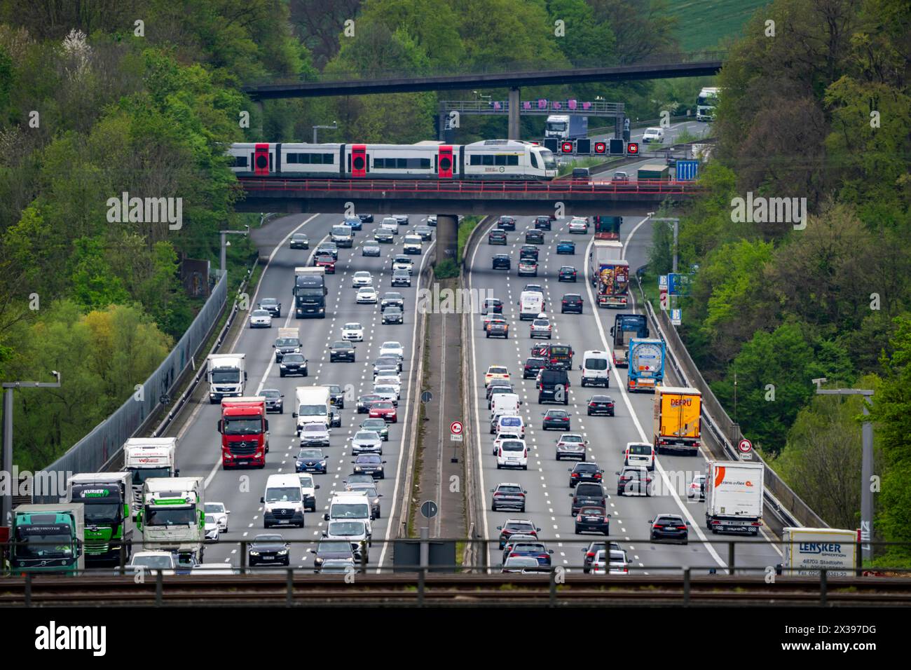 S-Bahn Regiobahn, S28, überquert die Autobahn A3, Verkehr auf 8 Fahrspuren, inkl. Die vorübergehend freigesetzte harte Schulter, hinter dem Autobahnkreuz Stockfoto