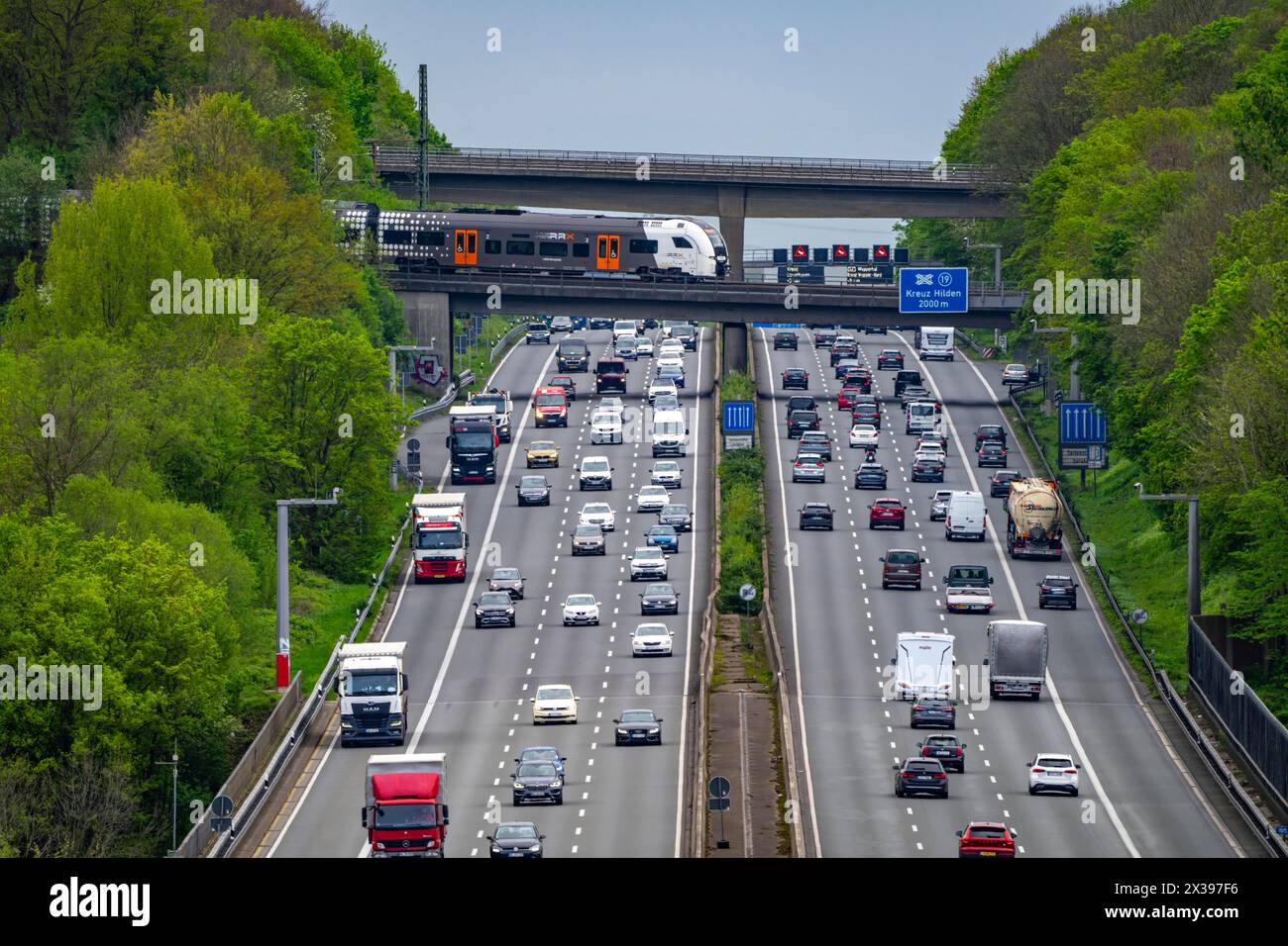 Rhein-Ruhr-Express, RRX-Zug, Überquerung der Autobahn A3, Verkehr auf 8 Fahrspuren, inkl. Die vorübergehend freigesetzte harte Schulter, hinter der Autobahnkreuzung Stockfoto