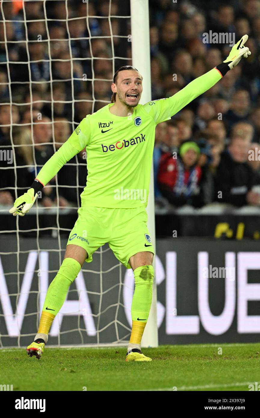 Torhüter Maarten Vandevoordt (26) von Genk, dargestellt während der Jupiler Pro League Saison 2023 - 2024 Spieltag 5 im Champions Play-off zwischen Club Brugge KV und KRC Genk am 24. April 2024 in Brügge, Belgien. (Foto: David Catry / Isosport) Stockfoto